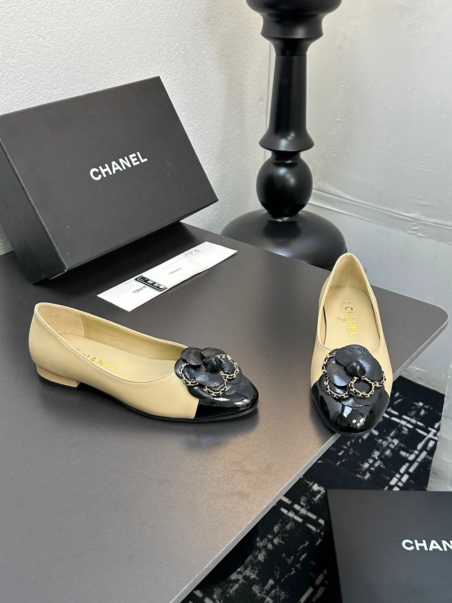 👟👟Ex-factory price 600👟👟 CHANEL｜Chanel Chanel 25C early spring new product Camellia series flat shoes This season’s Camellia series is really beautiful😍 Grandma Xiang’s family has always had the elegant and ladylike temperament, full of high-end sense! It’s very nice on the feet~ Whether worn barefoot or paired with skirts or trousers, it’s very versatile! Incomparably beautiful! Extraordinarily fairy 🧚 Overwhelmingly girly‼ ️ The upper is made of imported lambskin, the lining is made of mixed sheepskin, and the Italian A-grade leather outsole Size: 35-39 (40/41 customized)